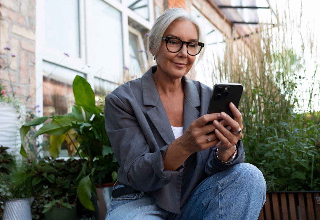 mujer mayor revisando app de bienestar