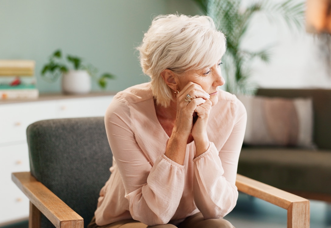 mujer de edad avanzada con distimia